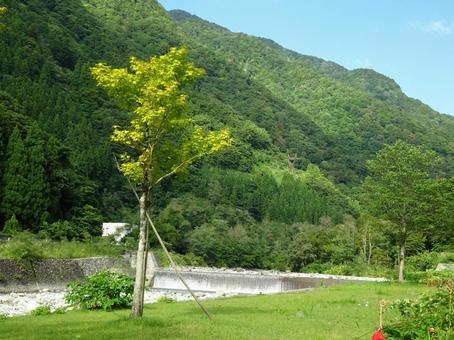 山と堰堤 山と堰堤 堰堤,川,河川の写真素材