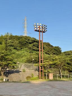 夏の早朝のグラウンド　ナイター設備 ナイター,ライト,野球場の写真素材