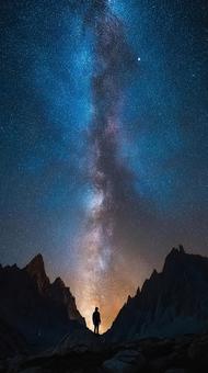 山脈の上空に広がる天の川 山脈の上空に広がる天の川の写真