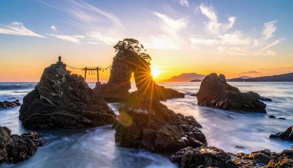 朝焼けの夫婦岩からの朝日 朝焼けの夫婦岩からの朝日の写真