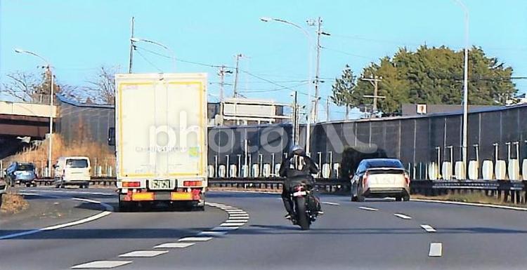 東名高速道路3車線の走行 トラック,オートバイ,乗用車の写真素材