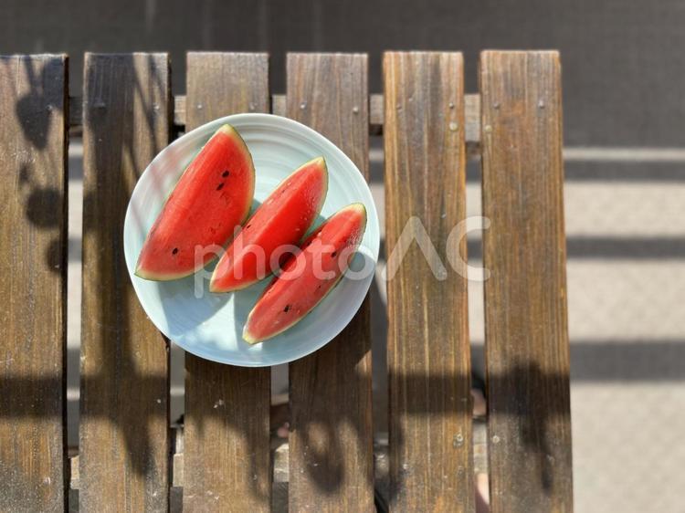 縁台に置かれたスイカ スイカ,果物,甘いの写真素材