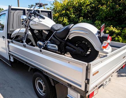 輸送用トラックに積載されたバイク 輸送用トラックに積載されたバイクの写真