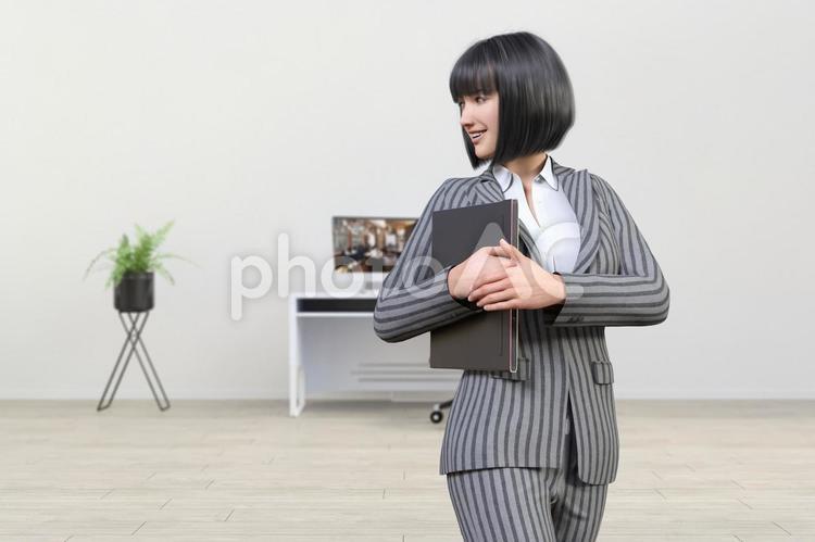 ノートパソコンを持ち振り向く女性社員 人物,ビジネス,女性の写真素材