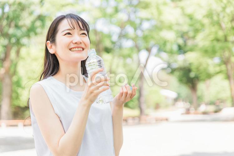 水・経口補水液で水分補給する女性 水分補給,水,新緑の写真素材