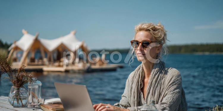 自然の中で働く自由なライフスタイル 女性,ブロンド,ビジネスウーマンの写真素材