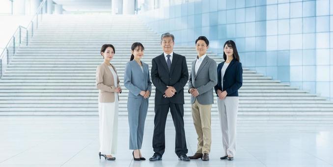 並んで立つビジネスパーソン ビジネスマン,ビジネスウーマン,笑顔の写真素材