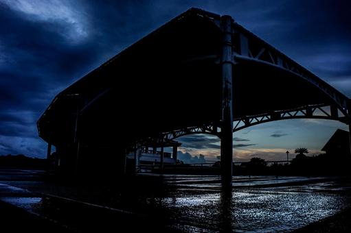 <素材>雨の夕暮れのキャンプ場のテント <素材>雨の夕暮れのキャンプ場のテントの写真
