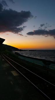 海沿いの線路に沈む夕景 海,沿岸,線路の写真素材