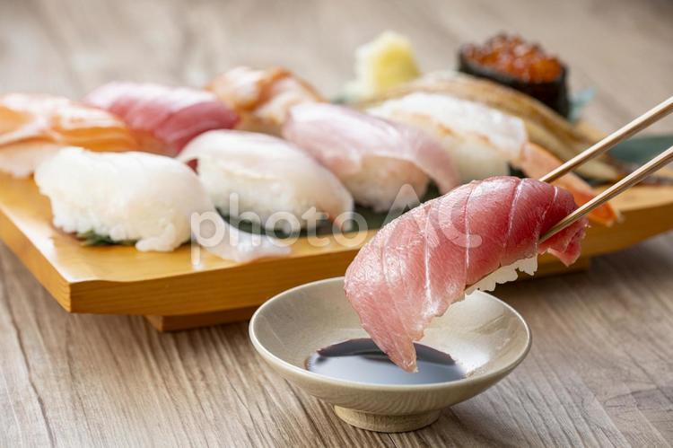 皿に盛った美味しそうな握り寿司 寿司,お寿司,握りの写真素材