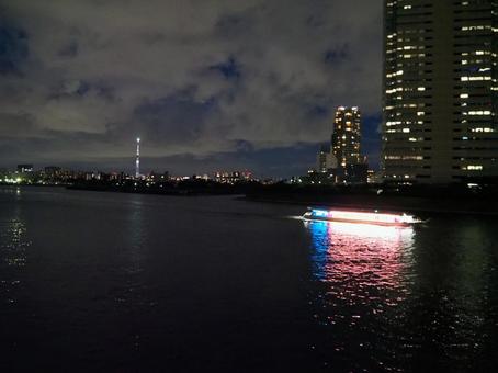 東京スカイツリー&運河を進む屋形船の夜景 東京スカイツリー&運河を進む屋形船の夜景 東京スカイツリー,屋形船,船の写真素材