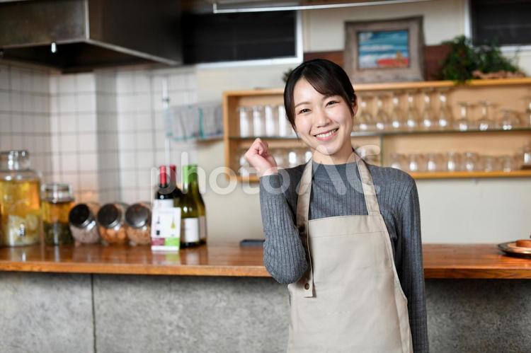 飲食店で働くアジア人の若い女性の店員 カフェ,店員,スタッフの写真素材