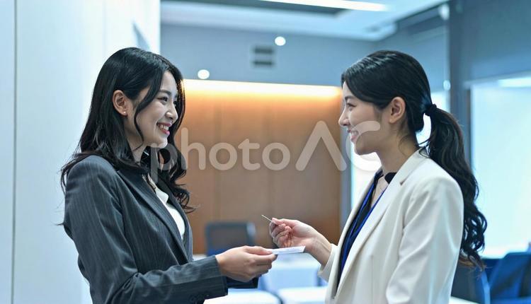 挨拶と名刺交換をする女性ビジネスパーソン ビジネス,名刺,名刺交換の写真素材