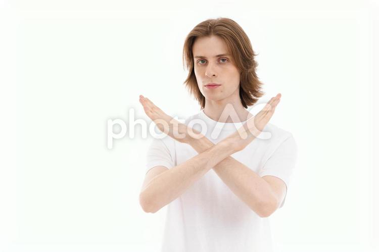 手でバツを作る長髪の男性 男性,バツ,ジェスチャーの写真素材