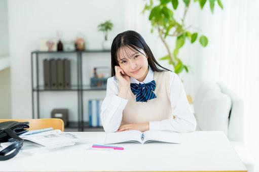 自宅で勉強をする女子高生 自宅で勉強をする女子高生 高校生,女子,笑顔の写真素材