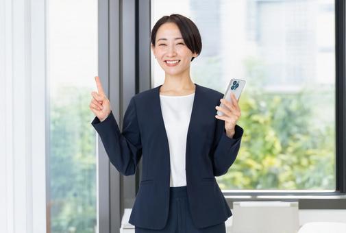 指差しをする女性 ビジネス,オフィス,提案の写真素材