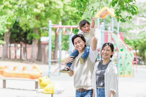 公園で遊ぶ親子 公園で遊ぶ親子 人物,家族,女性の写真素材