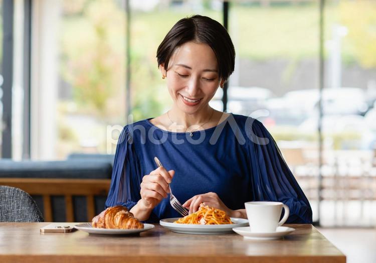 カフェで昼食を食べるミドルの女性 女性,日本人,ミドルの写真素材
