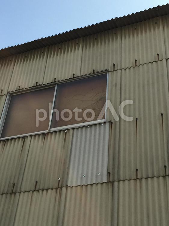 廃倉庫の割れた窓ガラス 廃倉庫の割れた窓ガラス 屋根,波板,産業の写真素材