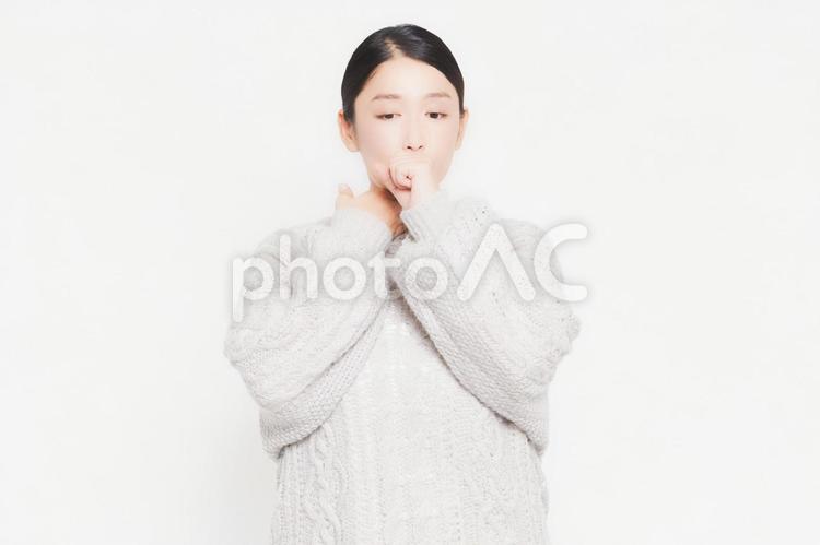 喉に手を当てている主婦 喉,咳,主婦の写真素材