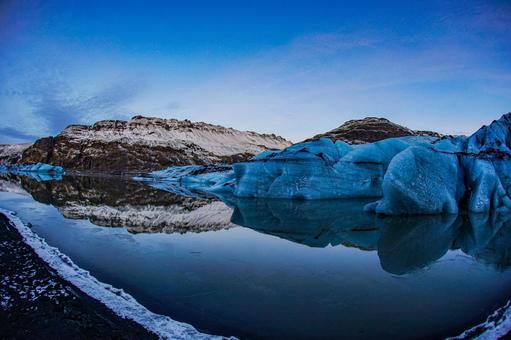 氷河と雪山の景観 氷河,雪山,青空の写真素材