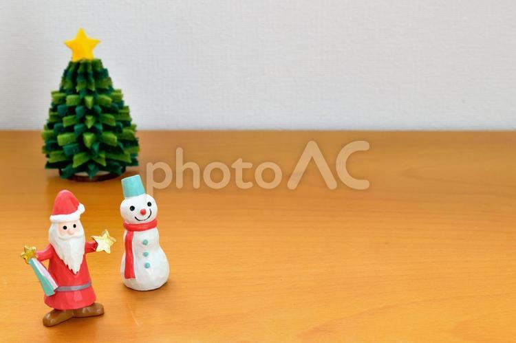 クリスマスツリーとサンタと雪だるまの置物 クリスマスツリー,クリスマス,ツリーの写真素材