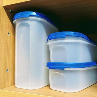 棚にあるタッパー容器 棚,食器棚,収納の写真素材