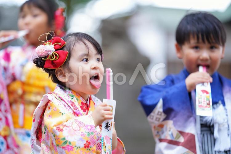 飴を手に笑う姿 七五三,お参り,七五三参りの写真素材