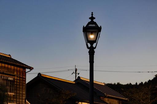 秋の夕暮れ 灯が灯るレトロな街灯 秋の夕暮れ 灯が灯るレトロな街灯 夕闇,古民家,街灯の写真素材