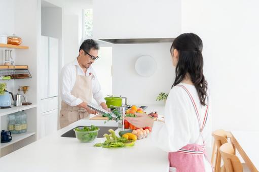 キッチンで料理を作るミドルの夫婦 キッチンで料理を作るミドルの夫婦 料理,夫婦,家族の写真素材