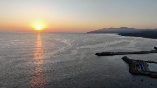 大間の港町と日の出 大間の港町と日の出 津軽海峡,大間,集落の写真素材