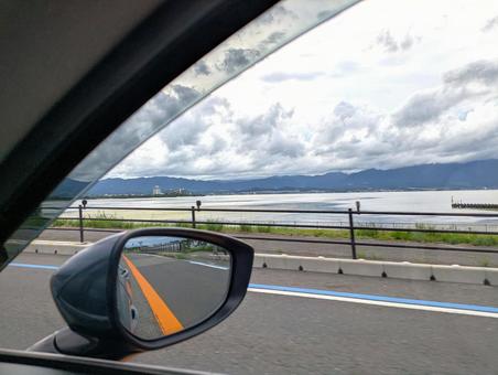 サイドミラーに移る世界と車窓からの風景 サイドミラーに移る世界と車窓からの風景の写真