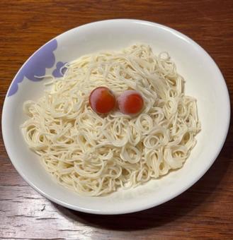 ソーメンに冷凍自家栽培ミニトマトの昼食 ソーメンに冷凍自家栽培ミニトマトの昼食の写真