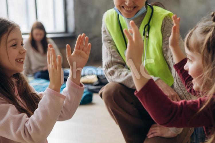 笑顔で手を叩く女の子たち 女性,女の子,人物の写真素材