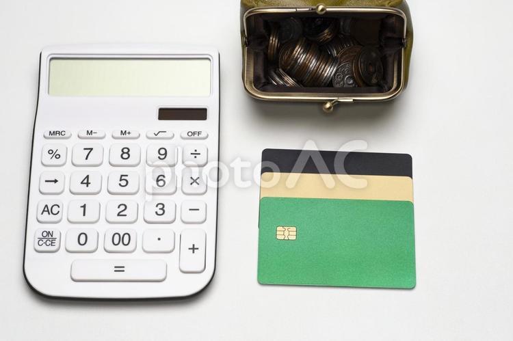 電卓とがま口財布と各グレードのカード 電卓,がま口,クレジットカードの写真素材