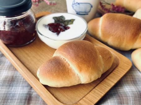 焼きたてロールパンと苺ジャムとヨーグルト ロールパン,パン,手作りの写真素材