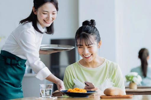 カフェで食事をする若い女性 カフェで食事をする若い女性 カフェ,食事,料理の写真素材