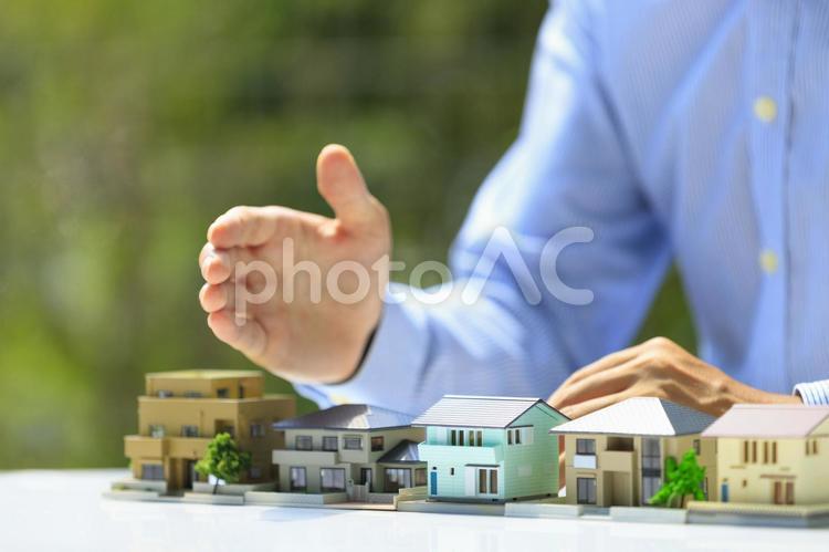 ビジネスマンと住宅模型 ビジネス,男性,人物の写真素材