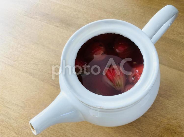 ローゼル茶を淹れているところ ローゼル茶,急須,ティーポットの写真素材