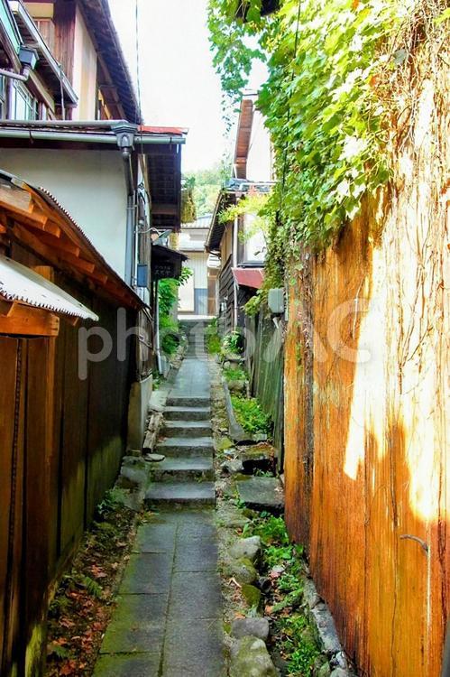 路地裏　町並み　階段　上り坂　雑草 路地裏,町並み,階段の写真素材