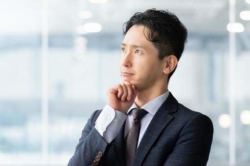 考えごとをする男性ビジネスマン 考えごとをする男性ビジネスマン 男性,考える,悩むの写真素材