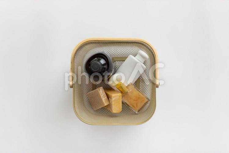 かごにまとめられたシャンプーと石鹸と化粧品 化粧品,シャンプー,お風呂セットの写真素材