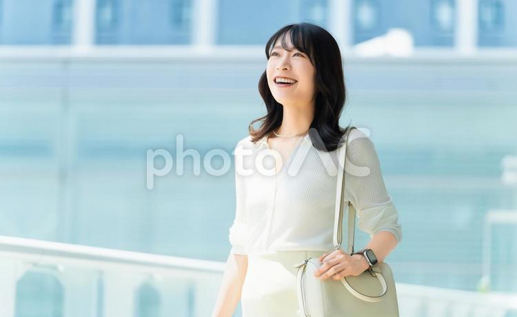 オフィス街を歩く女性・ビジネスウーマン 女性,歩く,夏の写真素材