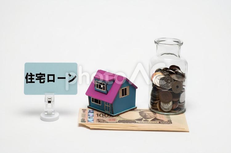 紙幣とコインと家の模型で住宅ローン 住宅ローン,マイホーム,住宅の写真素材