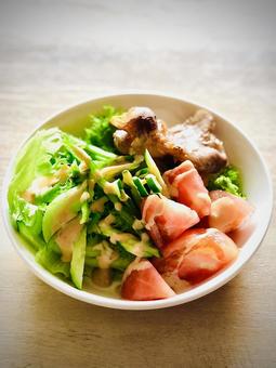 フリルレタスとトマトと豚肉サラダ フリルレタスとトマトと豚肉サラダ サラダ,ヘルシー,クッキングの写真素材