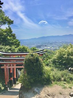 伏見稲荷大社から見る京都の景色 伏見稲荷大社から見る京都の景色 伏見稲荷大社,鳥居,風景神社の写真素材