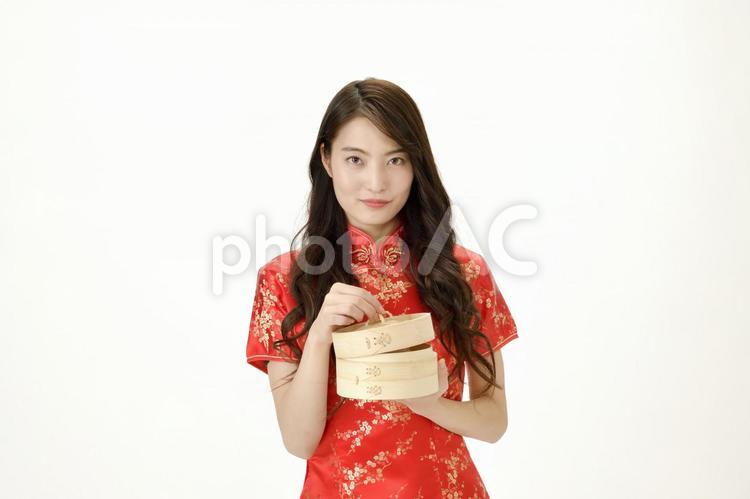 せいろを持つチャイナドレスの女性3 女性,チャイナドレス,日本人の写真素材