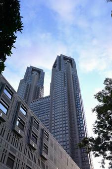 下から見上げる東京都庁と青空2 東京都庁,官庁,ビルの写真素材