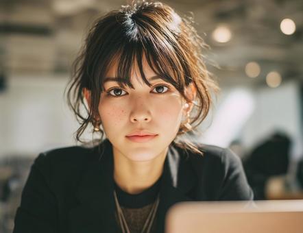 パソコンを使う若い女性のクローズアップ パソコンを使う若い女性のクローズアップの写真