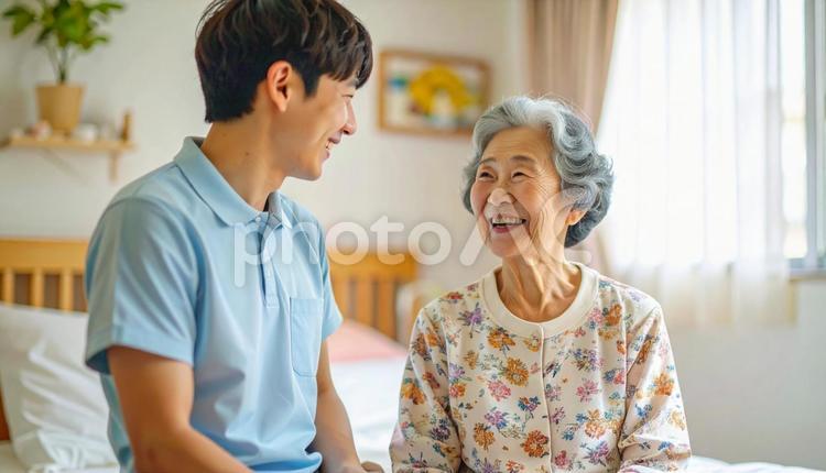 笑顔で話をする男性介護士と高齢女性 男性介護士,訪問介護,在宅介護の写真素材
